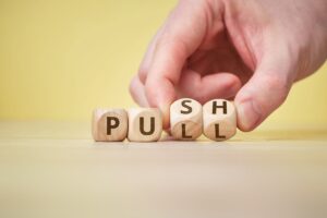 Strategia push i pull – jak działa skuteczny marketing dwutorowy?